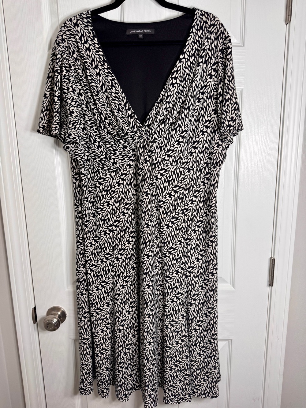 EUC Jones Wear Dress Black & White leaf Print Dress. Size 22W Flowy Sleeves.